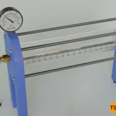 Experiment zur **ideale Gasgleichung**: Ein Zylinder mit Manometer und Spritze zur Druck- und Volumenmessung.