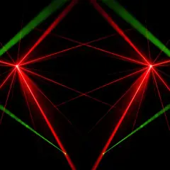 Rote und grüne Laserstrahlen kreuzen sich auf schwarzem Hintergrund. Das Bild zeigt, wie funktioniert ein laser, mit fokussierten Lichtpunkten und ausstrahlenden Strahlen.