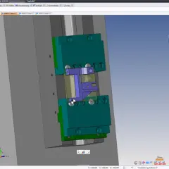 CNC-Bearbeitungsprogramme zeigen Fräs- und Bohroperationen für ein Werkstück.