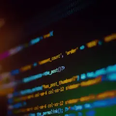 Bunte Zeilen von Code, die eine Programmierung Sprache darstellen, leuchten auf einem dunklen Bildschirm.