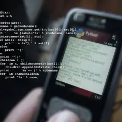 Python-Code auf einem Handy-Display, das die Programmierung für Windows-Systeme zeigt.