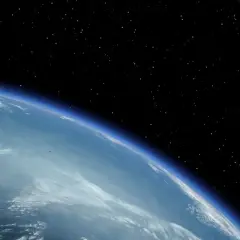 Erde mit Wolken und dem Mond im Sternenhimmel. Ein Blick auf den ortsfaktor mond, der die Erde umkreist.