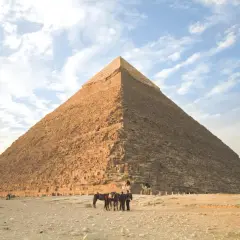 Die Pyramide von Gizeh, ein Meisterwerk geometrischer Formen im Alltag, ragt majestätisch in den Himmel. Menschen und Tiere beleben die Wüstenlandschaft.
