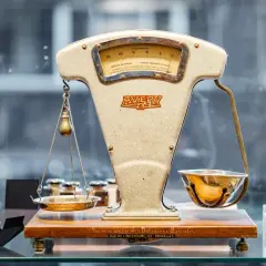 Alte Waage von Avery, die die Gewichtskraft der Erde misst. Sie zeigt Gramm an und hat eine maximale Tragkraft von 2 kg.