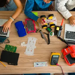 Kinder lernen robotik: Sie bauen und programmieren einen Roboter mit Laptops, 3D-Drucker und Elektronik.