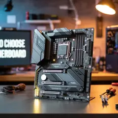 Eine Hauptplatine, Werkzeuge und ein Computergehäuse sind wichtige Bestandteile eines Computers.