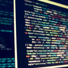 Nahaufnahme eines Computerbildschirms mit buntem Code, der eine Internet-Programmiersprache darstellt.