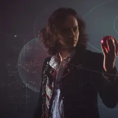 Ein Mann mit langen Haaren hält einen roten Apfel, inspiriert von der Geschichte des newton apfel. Mathematische Formeln und Planetenbahnen umgeben ihn.