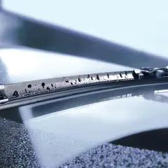 Regensensor am Auto erkennt Wassertropfen auf der Windschutzscheibe, um die Scheibenwischer automatisch zu aktivieren.