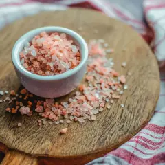 Eine Schale mit rosa Kristallsalz, bereit für die kochsalz verwendung in der Küche.