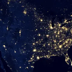 Nordamerika bei Nacht, beleuchtet von Städten. Dies zeigt, wie chemische Energie in Form von Strom genutzt wird, ein Beispiel für chemische Energie.