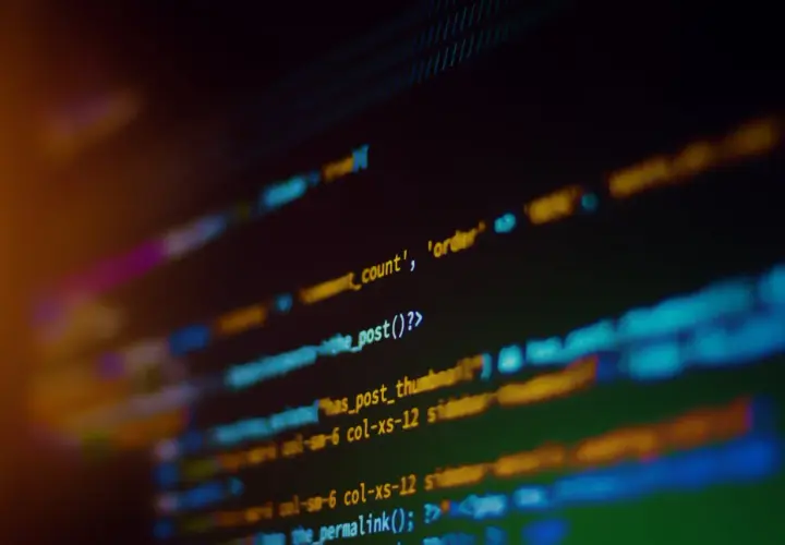 Bunte Zeilen von Code, die eine Programmierung Sprache darstellen, leuchten auf einem dunklen Bildschirm.