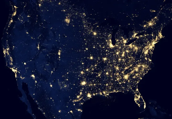 Nordamerika bei Nacht, beleuchtet von Städten. Dies zeigt, wie chemische Energie in Form von Strom genutzt wird, ein Beispiel für chemische Energie.
