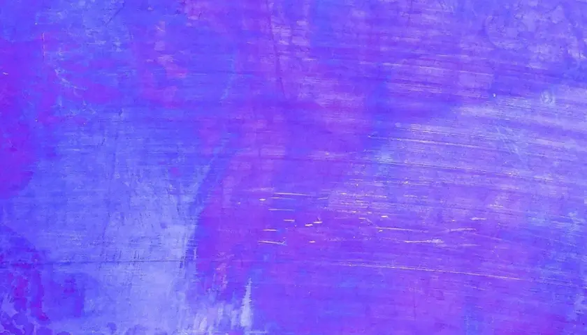 Abstrakter Hintergrund in Lila- und Blautönen mit Pinselstrichen.