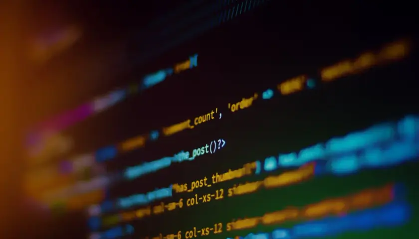 Bunte Zeilen von Code, die eine Programmierung Sprache darstellen, leuchten auf einem dunklen Bildschirm.