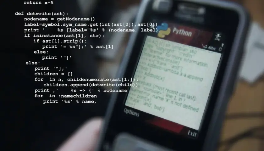 Python-Code auf einem Handy-Display, das die Programmierung für Windows-Systeme zeigt.