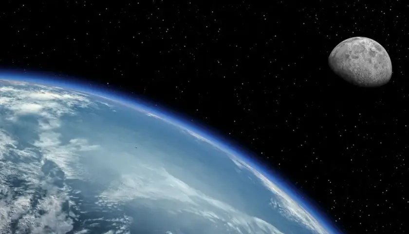 Erde mit Wolken und dem Mond im Sternenhimmel. Ein Blick auf den ortsfaktor mond, der die Erde umkreist.