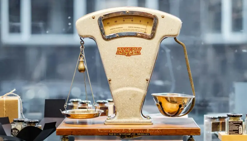 Alte Waage von Avery, die die Gewichtskraft der Erde misst. Sie zeigt Gramm an und hat eine maximale Tragkraft von 2 kg.