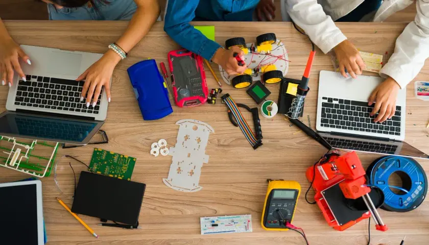 Kinder lernen robotik: Sie bauen und programmieren einen Roboter mit Laptops, 3D-Drucker und Elektronik.