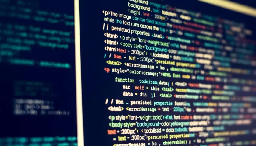 Nahaufnahme eines Computerbildschirms mit buntem Code, der eine Internet-Programmiersprache darstellt.