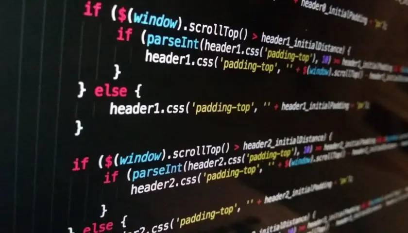 Code-Schnipsel in JavaScript, der das Scroll-Verhalten von Headern steuert. Welche Programmiersprache ist das?