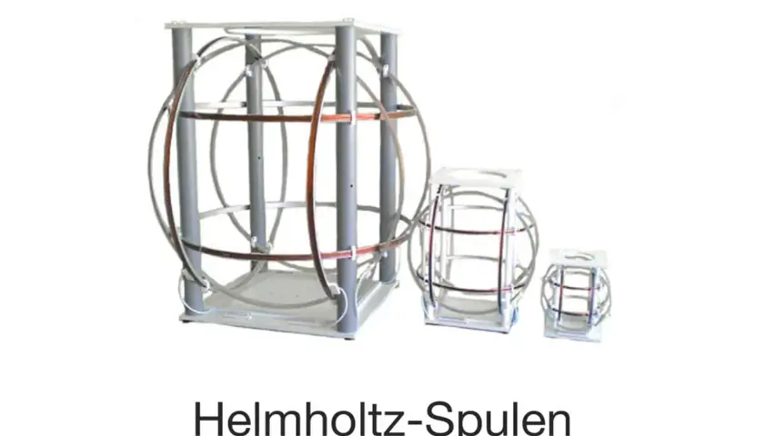 Drei Helmholtz-Spulen unterschiedlicher Größe, die für wissenschaftliche Experimente verwendet werden.