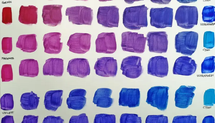 Farbverläufe von Karmin, Magenta und Violett zu verschiedenen Blautönen. Hier siehst du, wie man blau mischt.