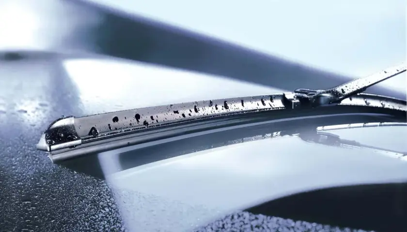 Regensensor am Auto erkennt Wassertropfen auf der Windschutzscheibe, um die Scheibenwischer automatisch zu aktivieren.