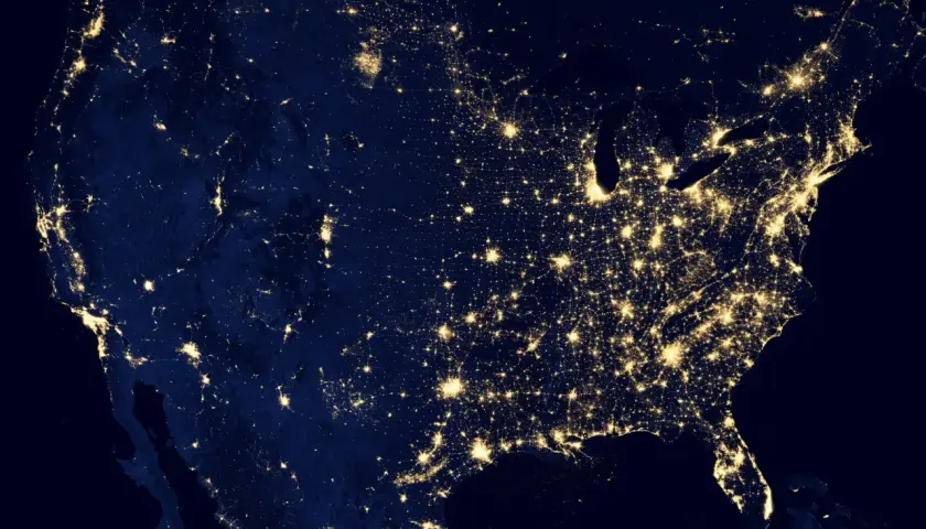 Nordamerika bei Nacht, beleuchtet von Städten. Dies zeigt, wie chemische Energie in Form von Strom genutzt wird, ein Beispiel für chemische Energie.