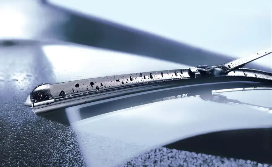 Regensensor im Auto - Vorteile, Funktion & Kosten erklärt