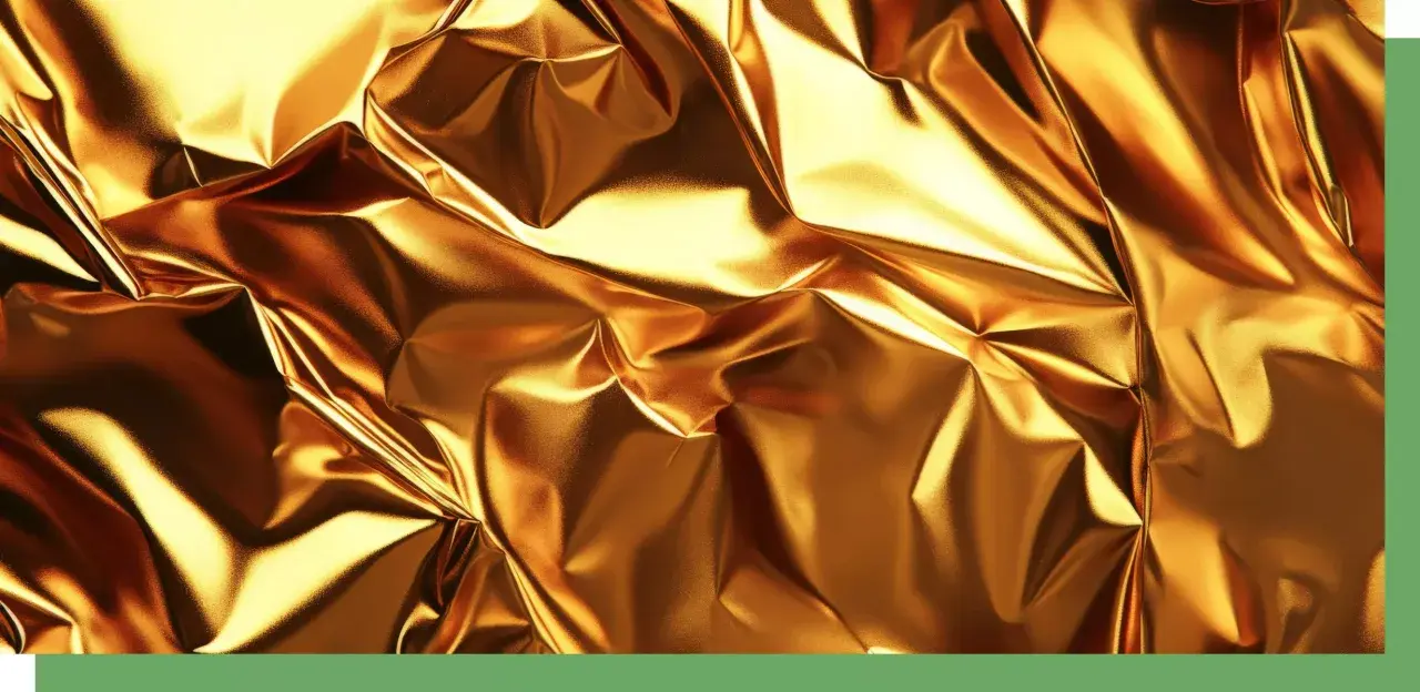 Glänzende, zerknitterte Rettungsdecke in Gold. So wendest du eine Rettungsdecke richtig an, um dich warm zu halten.