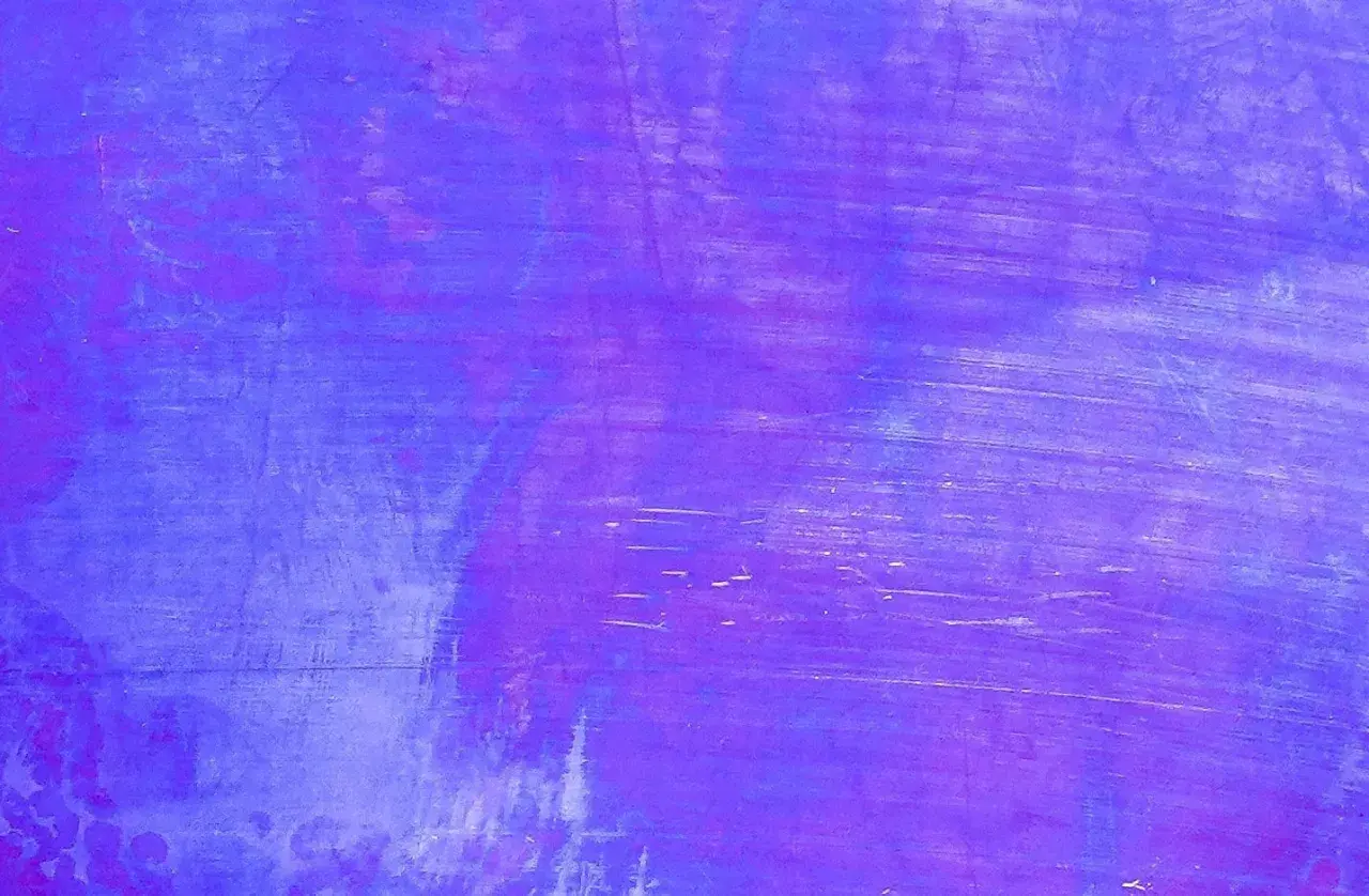 Abstrakter Hintergrund in Lila- und Blautönen mit Pinselstrichen.