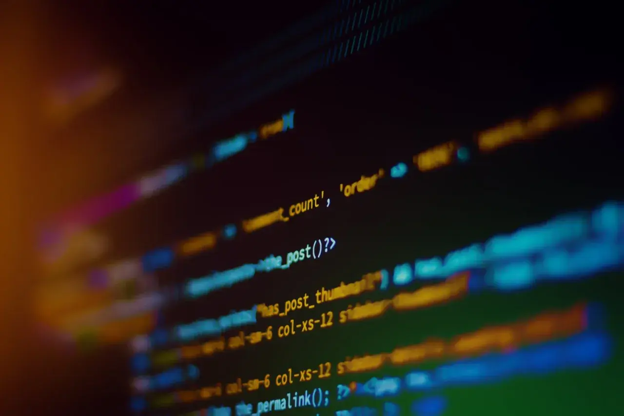 Bunte Zeilen von Code, die eine Programmierung Sprache darstellen, leuchten auf einem dunklen Bildschirm.