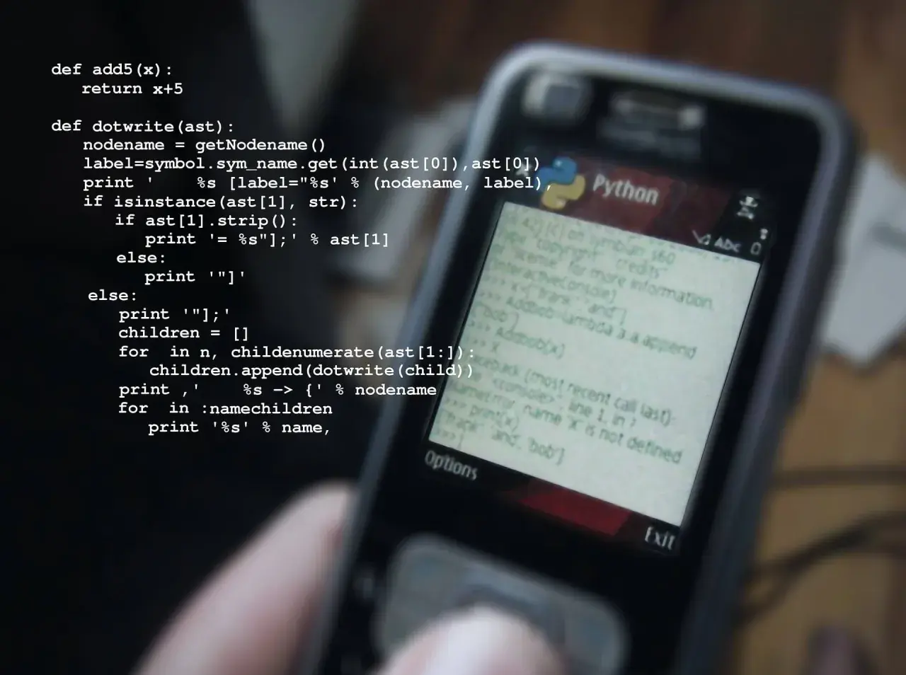 Python-Code auf einem Handy-Display, das die Programmierung für Windows-Systeme zeigt.