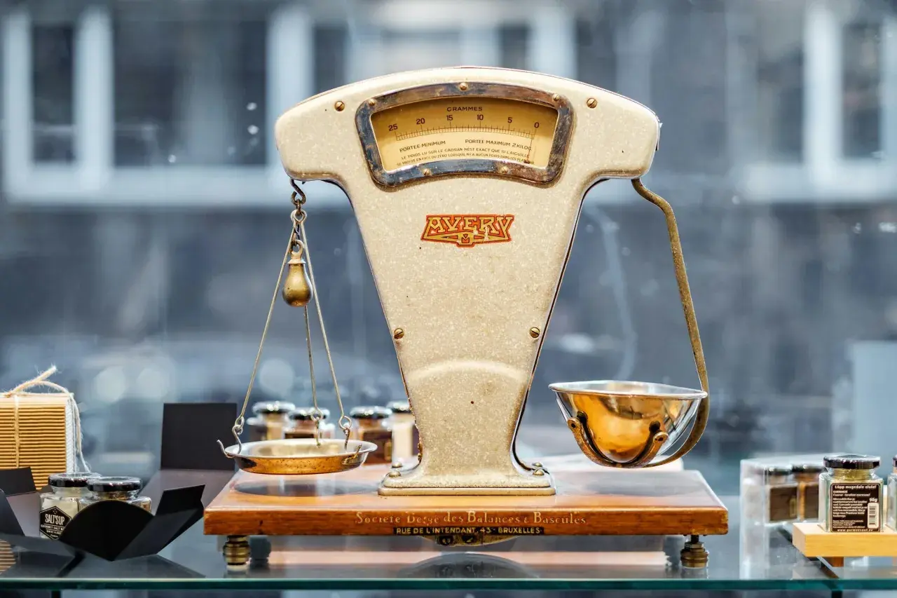 Alte Waage von Avery, die die Gewichtskraft der Erde misst. Sie zeigt Gramm an und hat eine maximale Tragkraft von 2 kg.