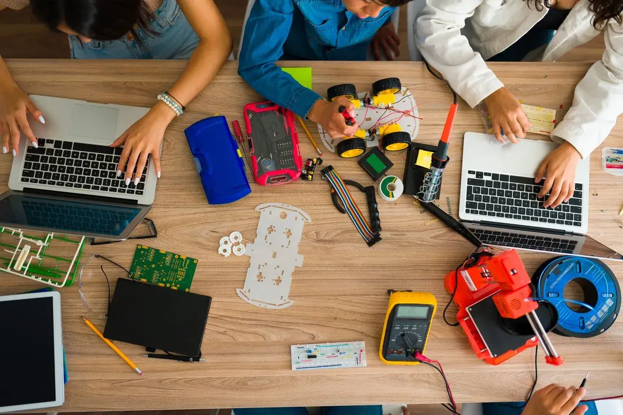 Kinder lernen robotik: Sie bauen und programmieren einen Roboter mit Laptops, 3D-Drucker und Elektronik.