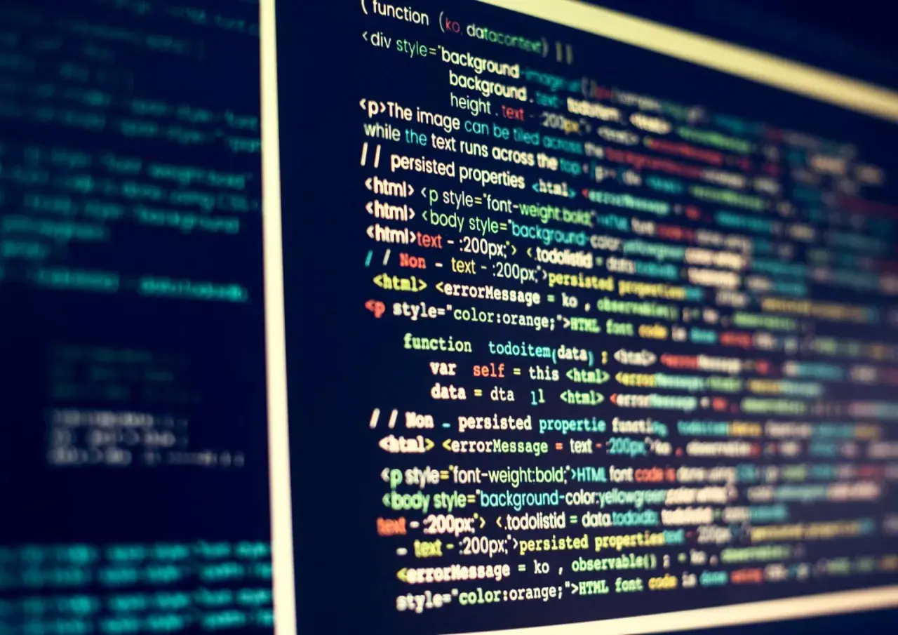 Nahaufnahme eines Computerbildschirms mit buntem Code, der eine Internet-Programmiersprache darstellt.