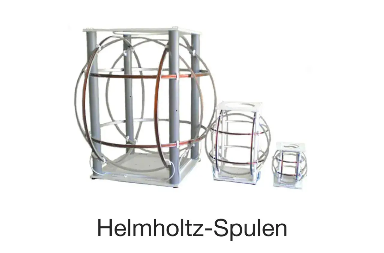 Drei Helmholtz-Spulen unterschiedlicher Größe, die für wissenschaftliche Experimente verwendet werden.