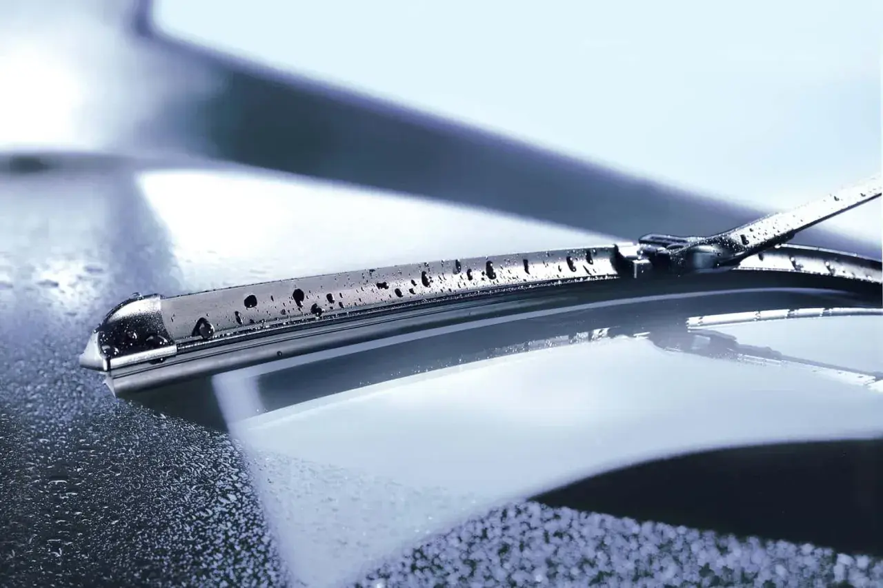 Regensensor am Auto erkennt Wassertropfen auf der Windschutzscheibe, um die Scheibenwischer automatisch zu aktivieren.
