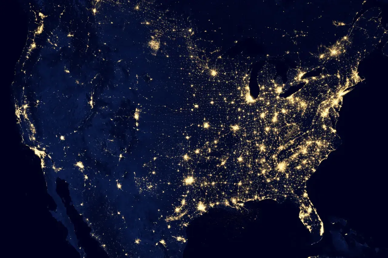 Nordamerika bei Nacht, beleuchtet von Städten. Dies zeigt, wie chemische Energie in Form von Strom genutzt wird, ein Beispiel für chemische Energie.