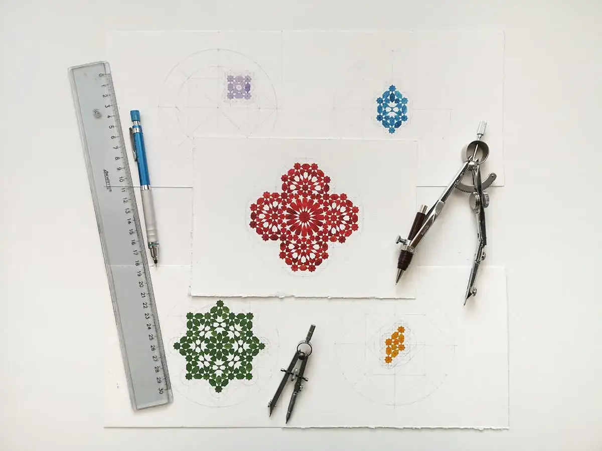 Beim geometrische figuren zeichnen entstehen bunte Muster. Lineal, Bleistift und Zirkel liegen bereit.