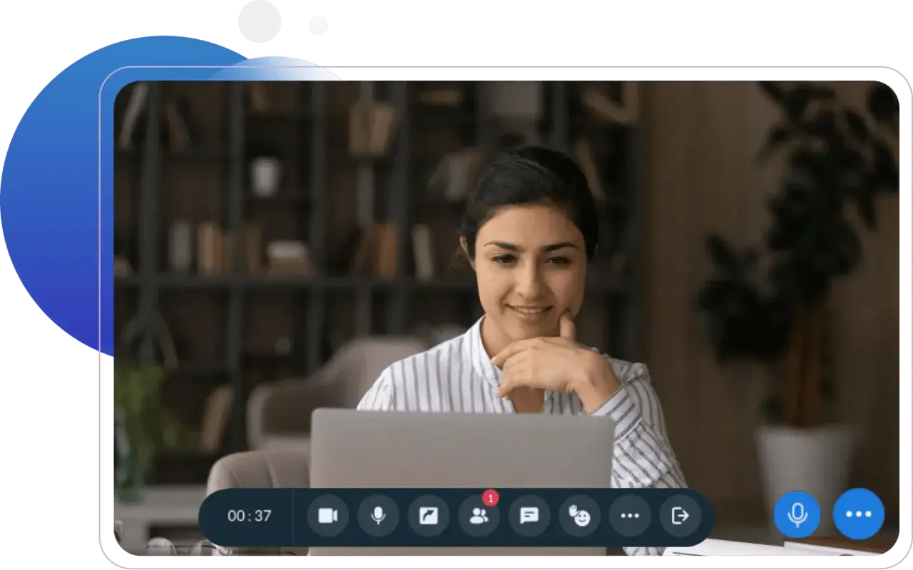 Junge Frau lächelt nachdenklich in die Kamera, während sie an einem online unterricht teilnimmt. Ihr Laptop zeigt die Benutzeroberfläche einer Videokonferenz.