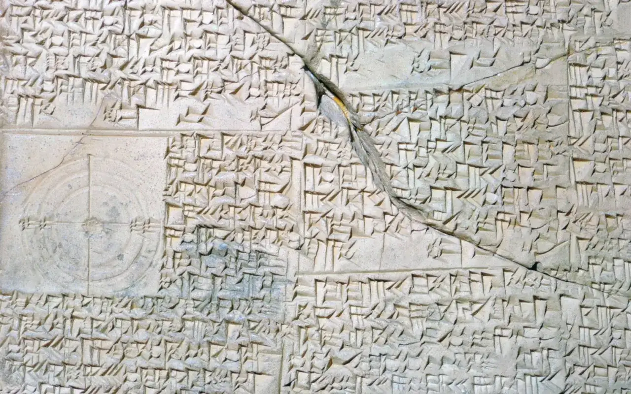 Keilschrift-Tafel mit alten arabischen Zahlen und einem Kreisdiagramm.