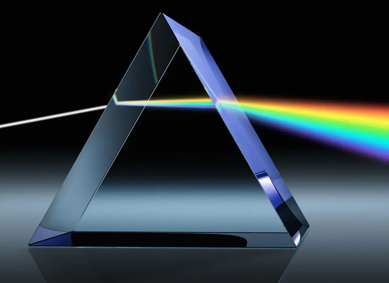 Ein Prisma zerlegt wei&szlig;es Licht in ein Spektrum. Die prisma lichtbrechung zeigt den Regenbogen.