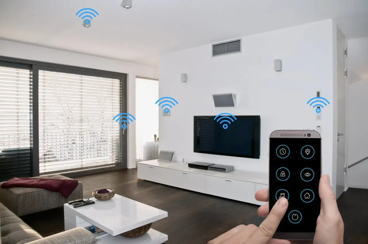 Ein Smartphone steuert das intelligente Wohnen: Lichter, Rolll&auml;den und mehr werden per App bedient. Blaue Wellen zeigen die Vernetzung.