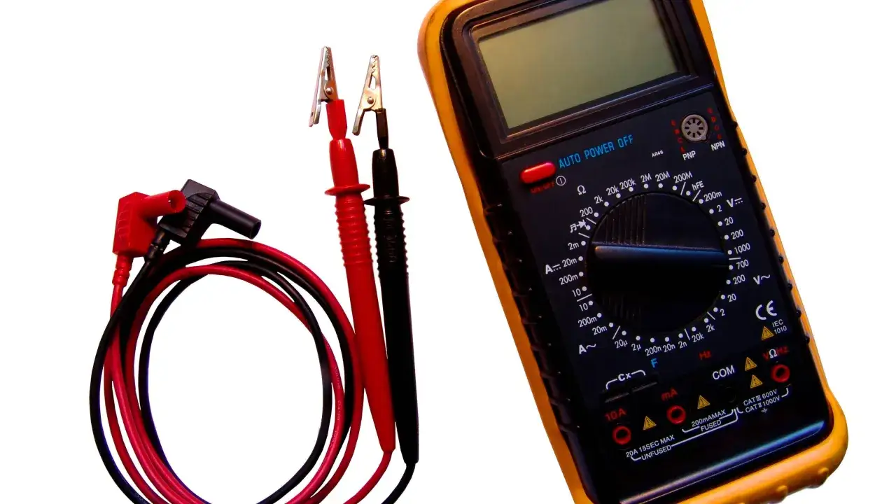 Multimeter mit Messleitungen. Hilft, eine defekte Sicherung zu erkennen, indem Widerstand oder Durchgang gemessen wird.